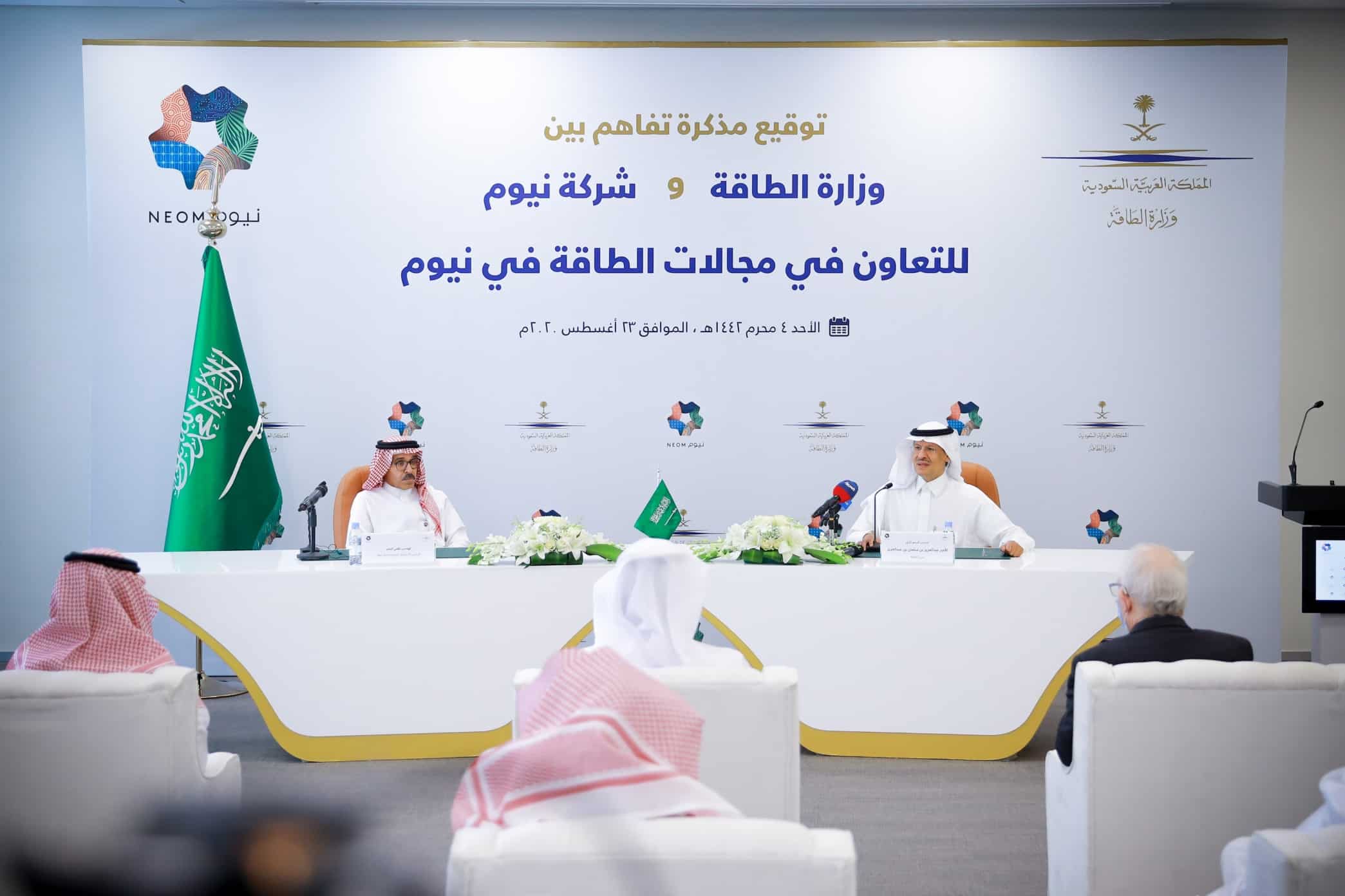 عبدالعزيز بن سلمان يوقع اتفاقية مع رئيس نيوم في مجال الطاقة