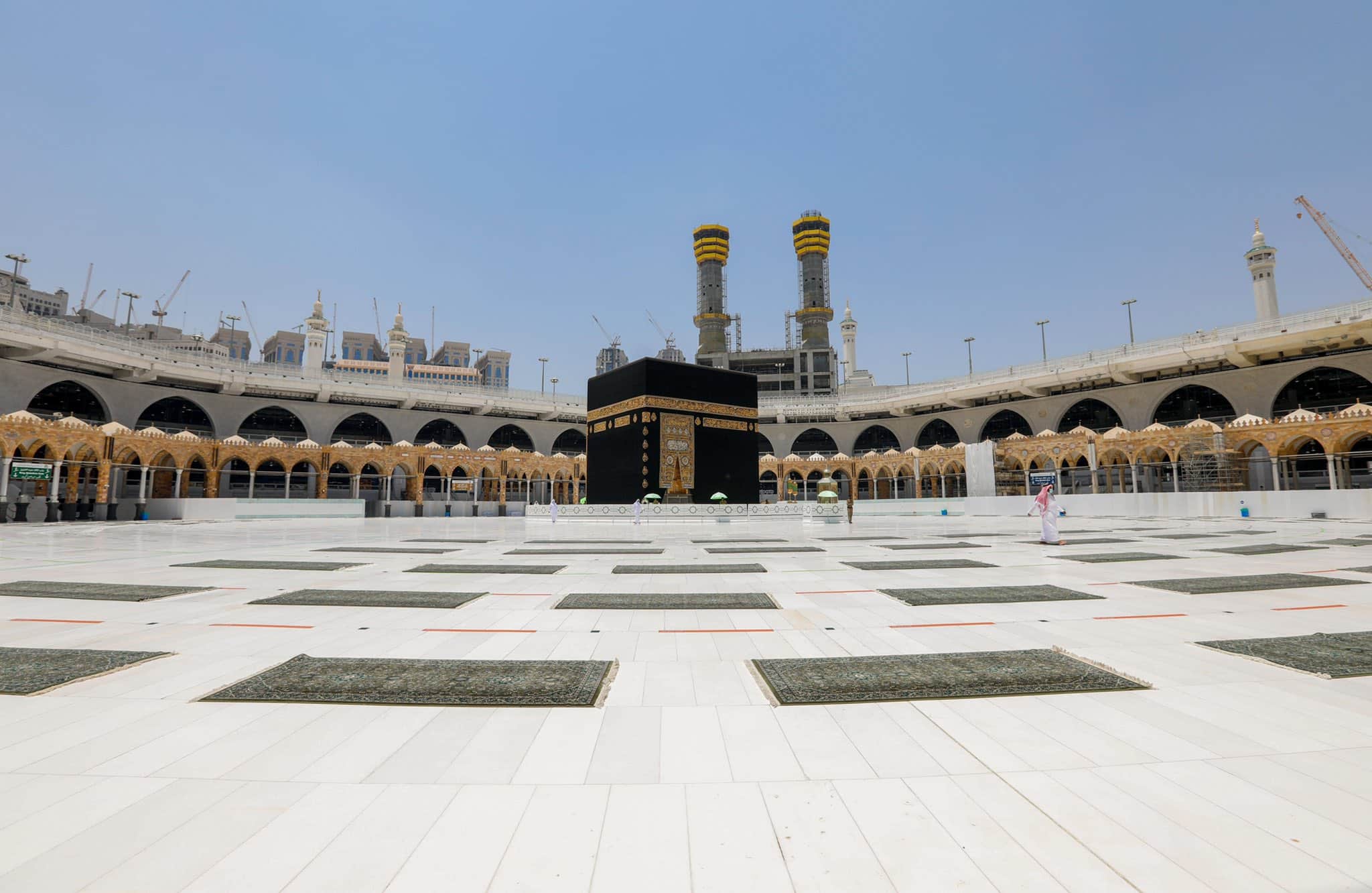 فرش 9000 سجادة في الحرم المكي غرة محرم