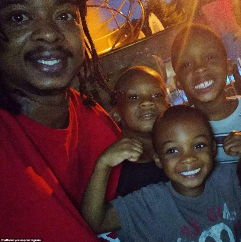 فيديو.. الشرطة الأمريكية تطلق 7 رصاصات في ظهر رجل أسود أمام أولاده  (1)