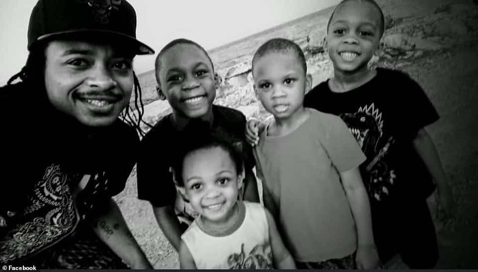فيديو.. الشرطة الأمريكية تطلق 7 رصاصات في ظهر رجل أسود أمام أولاده 