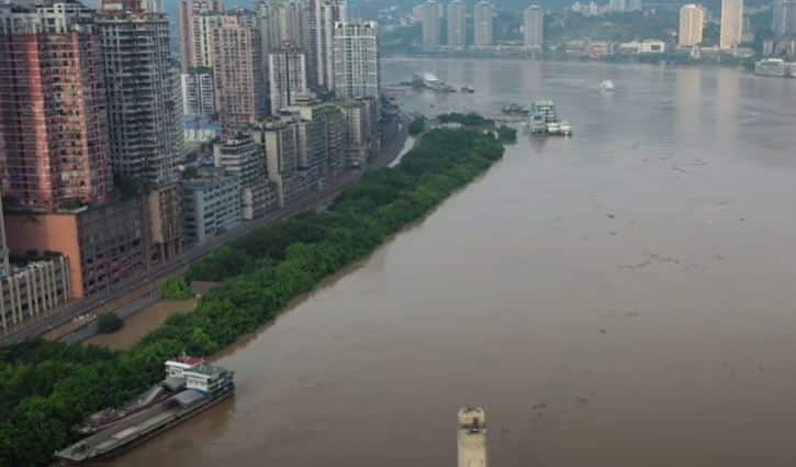 شاهد.. أكبر فيضانات الصين يجلي 100 ألف شخص