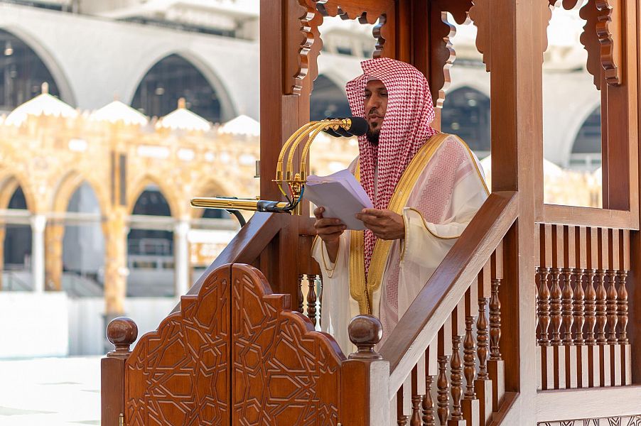 خطيب المسجد الحرام : الصلاة على النبي باب واسع من أبواب الطاعات
