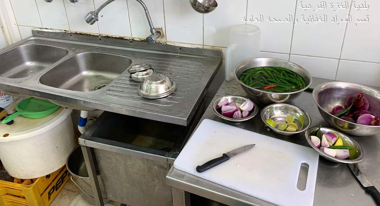 مخالفات بالجملة تُغلق 5 منشآت غذائية في الغزة