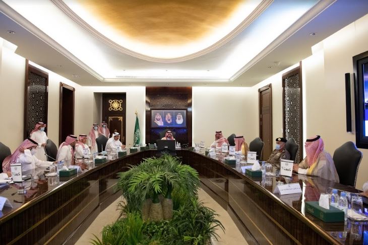 نائب أمير مكة يناقش خطة تطوير البنى التحتية وتنظيم الأحياء العشوائية