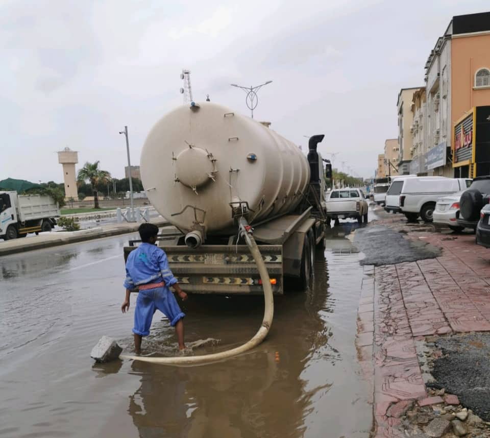 صور.. 450 معدة وآلية لنزح مياه الأمطار بجازان