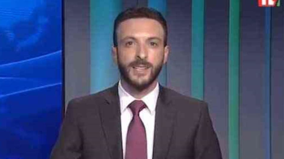 مذيع بتلفزيون لبنان الرسمي يستقيل على الهواء: قرفت منكم