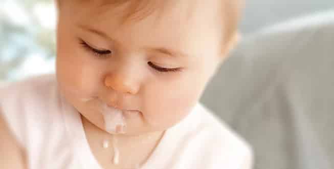تقيأ الرضيع كمية كبيرة ولم تحدث وما العلاج؟
