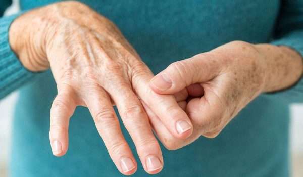ما هي اهم اعراض مرض التهاب المفاصل الروماتويدي وما اسبابه وطرق علاجه