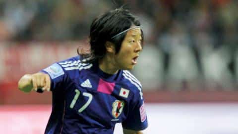لاعبة كرة قدم يابانية تشارك مع فريق للرجال يضم شقيقها