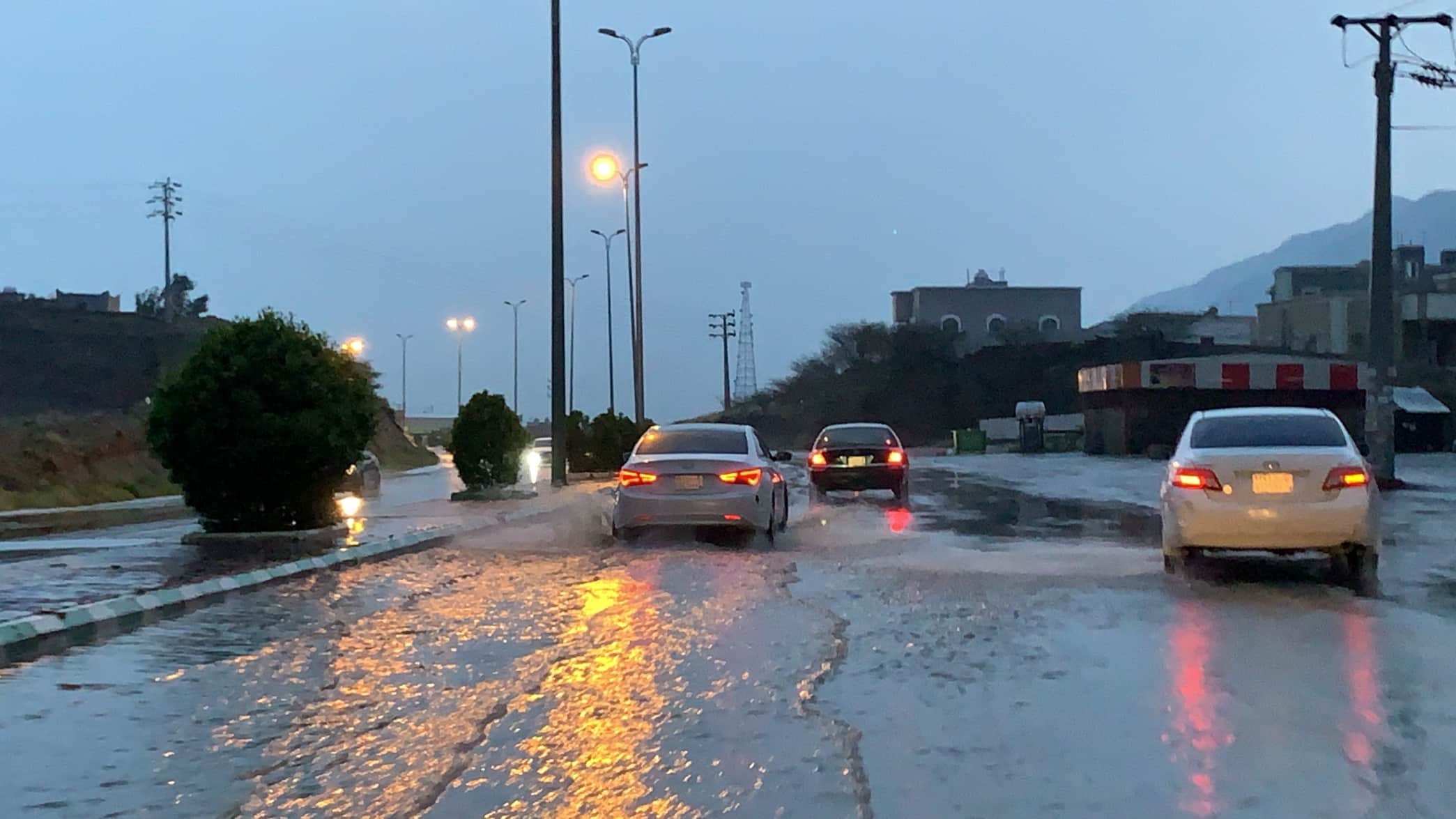 أمطار غزيرة على المجاردة ومحايل والمدني يحذر من السيول