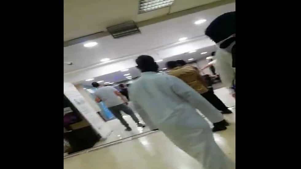 فيديو.. مشاجرة عنيفة وصراخ في أحد المستشفيات بالكويت