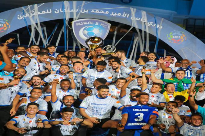 تتويج الهلال بالدوري