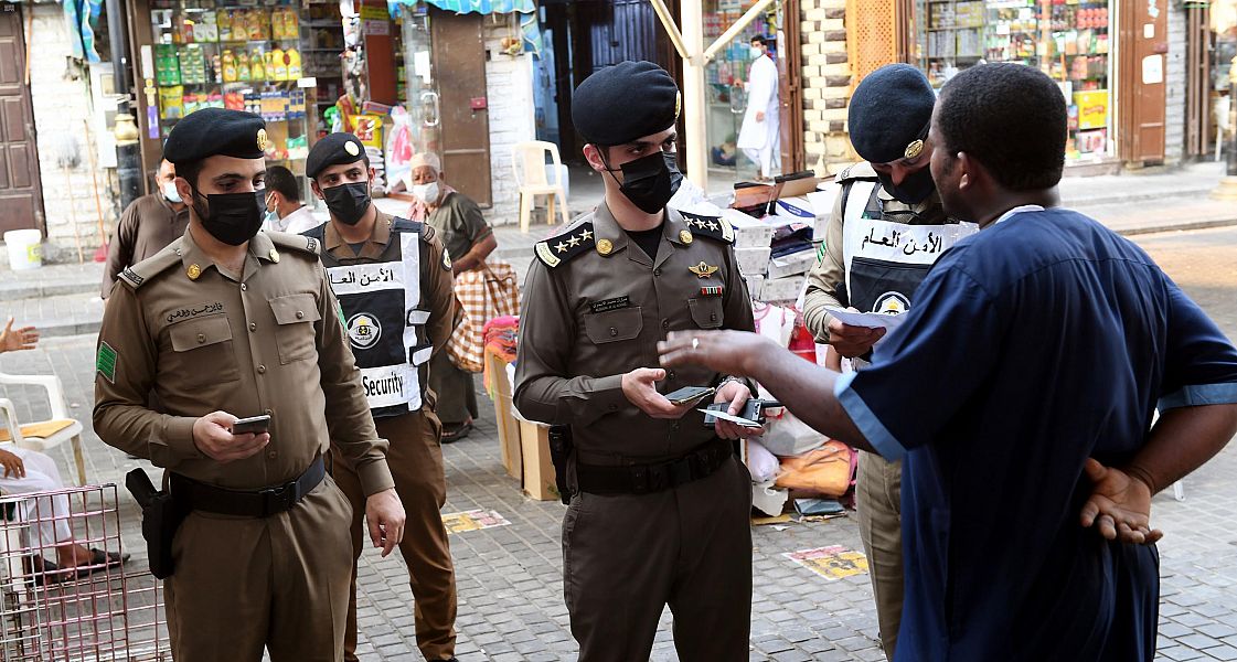 11 باكستانياً تورطوا في سرقة كيابل الكهرباء في قبضة شرطة مكة