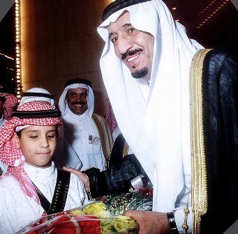 صورة نادرة تجمع الملك سلمان وولي العهد وهو في المرحلة الابتدائية