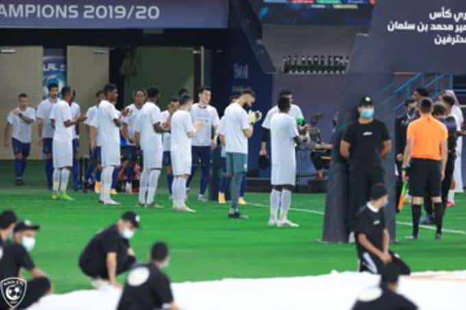 صور وفيديو .. لاعبو الشباب يحيون الهلال البطل