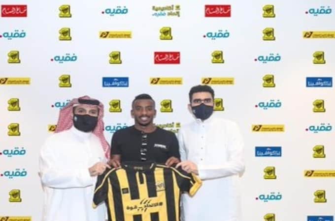 عبدالرحمن اليامي لاعب الاتحاد الجديد مع رئيس النادي
