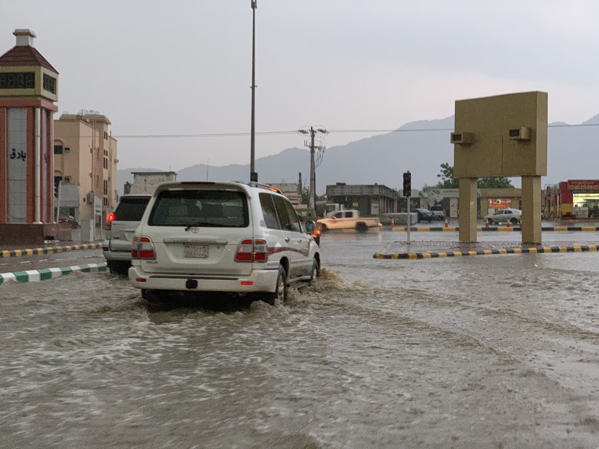 أمطار غزيرة تغرق شوارع بارق وشكاوى من سوء تصريف المياه
