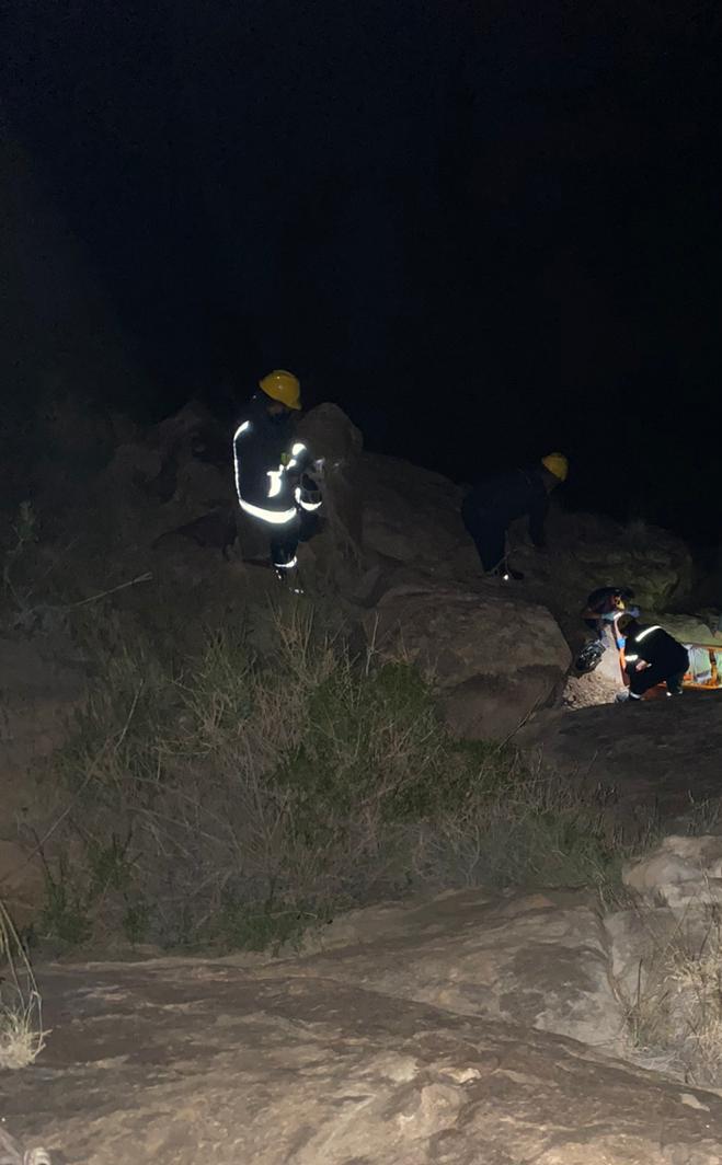 مدني سراة عبيدة ينقذ شخصًا سقط من مرتفع جبلي بوادي كرار