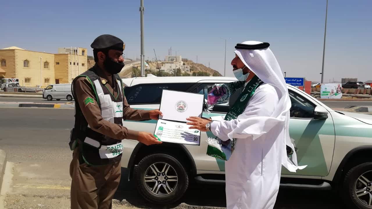 أدبي الباحة يهدي الجنود البواسل ورودًا بيضاء وبطاقات شكر ببهاء الشعر