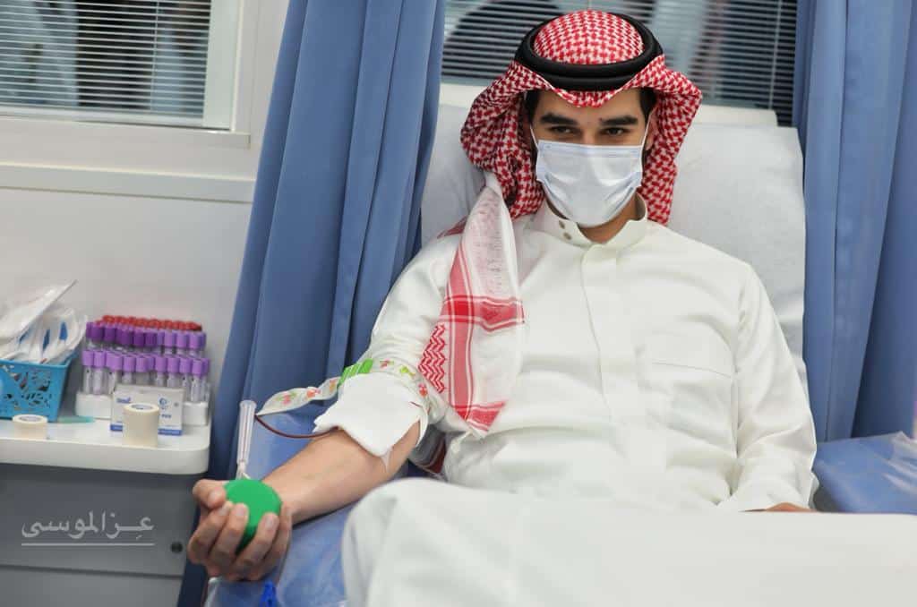 سعود بن مشعل يرعى مبادرة دمِي لوطني ويتبرع بدمه للجنود البواسل