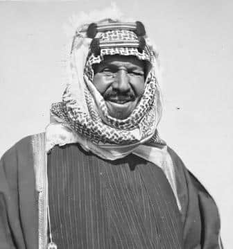 من ساعد الملك عبدالعزيز في توحيد البلاد