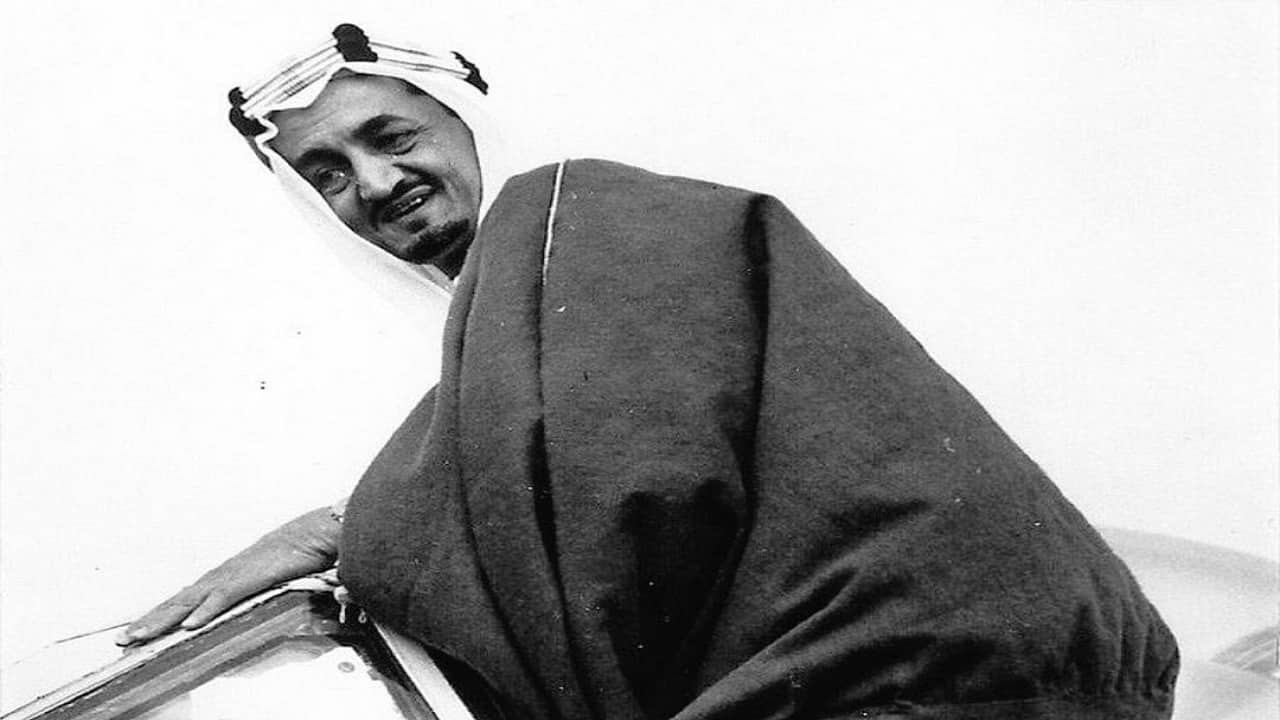 قصة صورة نادرة للملك فيصل يصعد لطائرة حربية قبل 77 عاماً