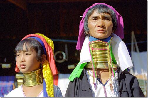 قبيلتان تايلنديتان.. جميع نسائها يتباهون بالرقاب الطويلة