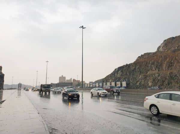 أمانة العاصمة المقدسة:  6 نقاط لوقوف المركبات أثناء هطول الأمطار