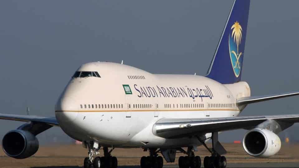الخطوط السعودية تعقم مقاعد طائرتها بأشعة UVC