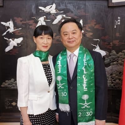 فيديو.. السفير الصيني وزوجته يتوشحان الأخضر : فرحنا واحد وصداقتنا ممتدة