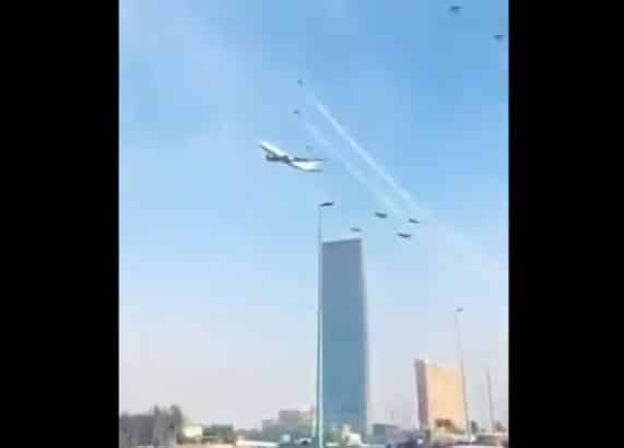 فيديو.. طيار يعلق على اقتراب طائرة بشكل خطير من قمة برج