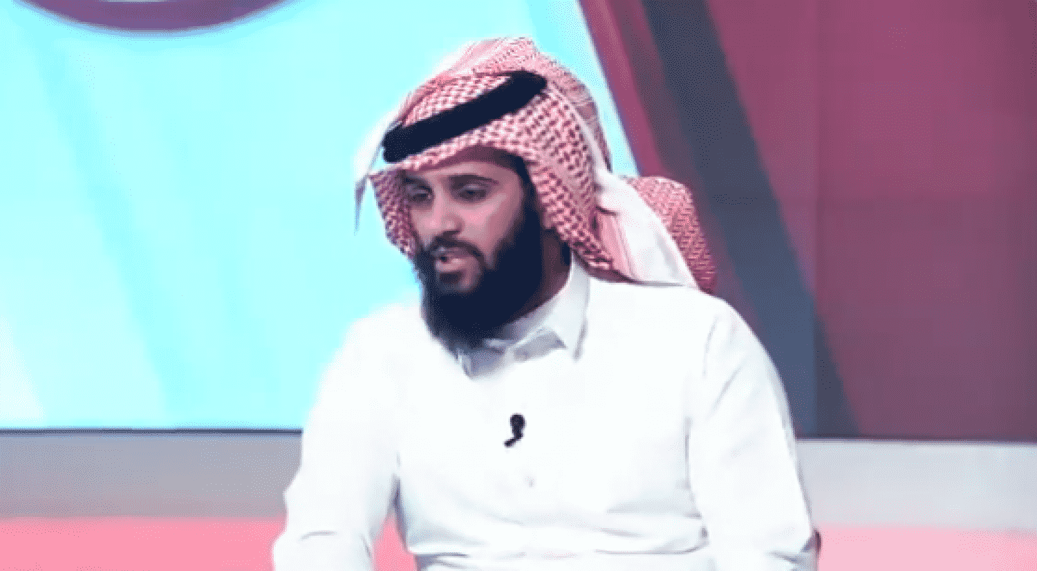 فيديو.. تعرض لحادث أصابه بالشلل بسبب العين والحسد!