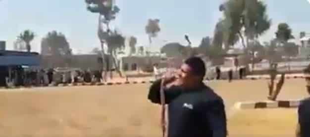 فيديو.. ضابط مصري يلتهم ثعبانًا حيًا شديد السمية