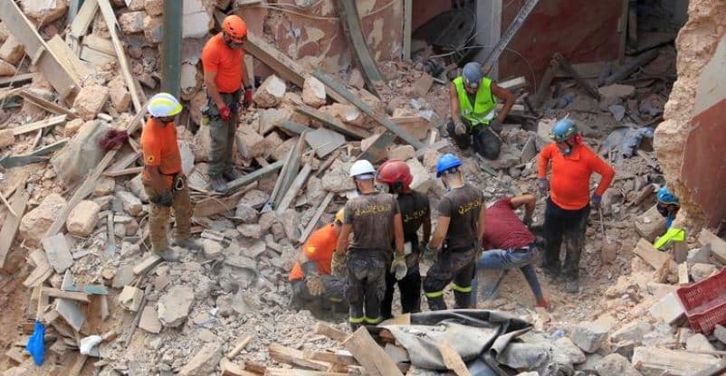 رصد دقات قلب تحت أنقاض مبنى دمره انفجار بيروت قبل شهر