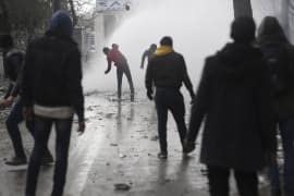 الشرطة اليونانية تطلق الغاز المدمع على مهاجرين في ليسبوس
