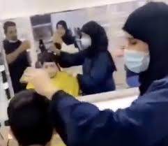 فيديو.. فتاة سعودية تعمل في صالون حلاقة بالطائف 