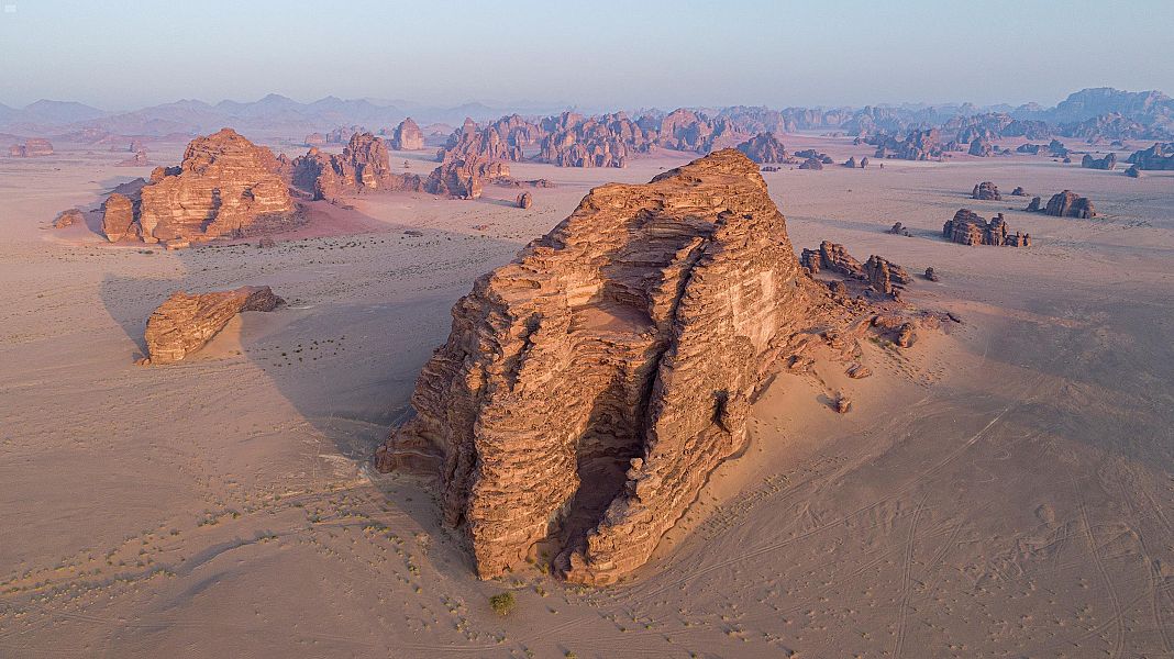 جبال من الأحجار الرملية في صحراء حسمى فماذا تعرف عنها؟ 