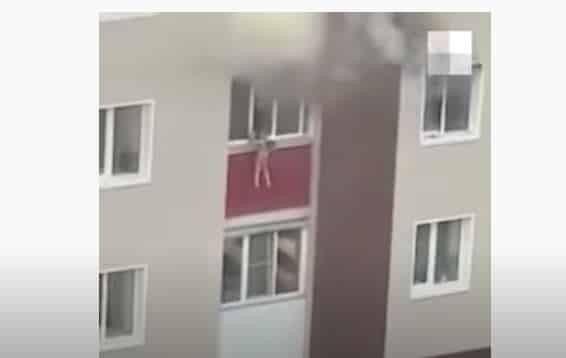 شاهد.. بطانية تنقذ أمًا و3 أطفال من حريق مدمر