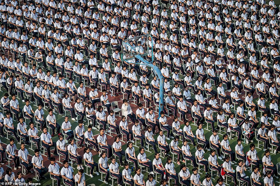 صور.. المشاهد الأولى لعودة ملايين الطلاب في الصين إلى المدارس