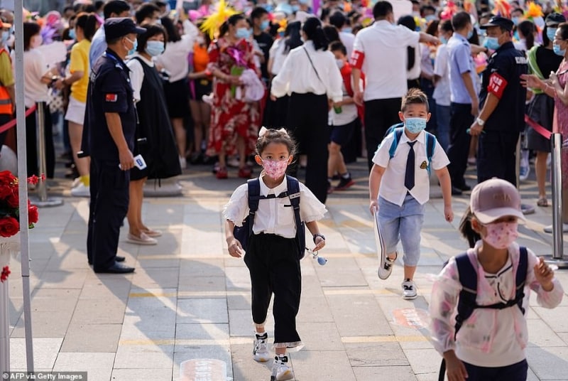 صور.. المشاهد الأولى لعودة ملايين الطلاب في الصين إلى المدارس (6)