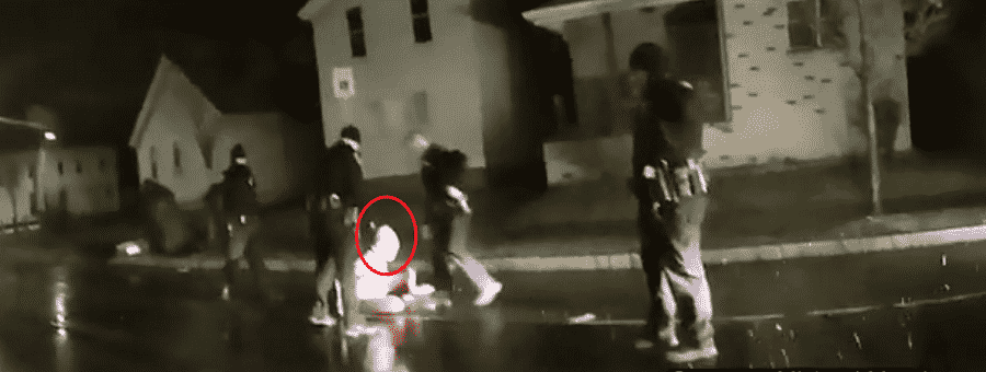فيديو وحشي.. ضابط يخنق مواطناً أفروأمريكي بكيس بلاستيكي للقبض عليه