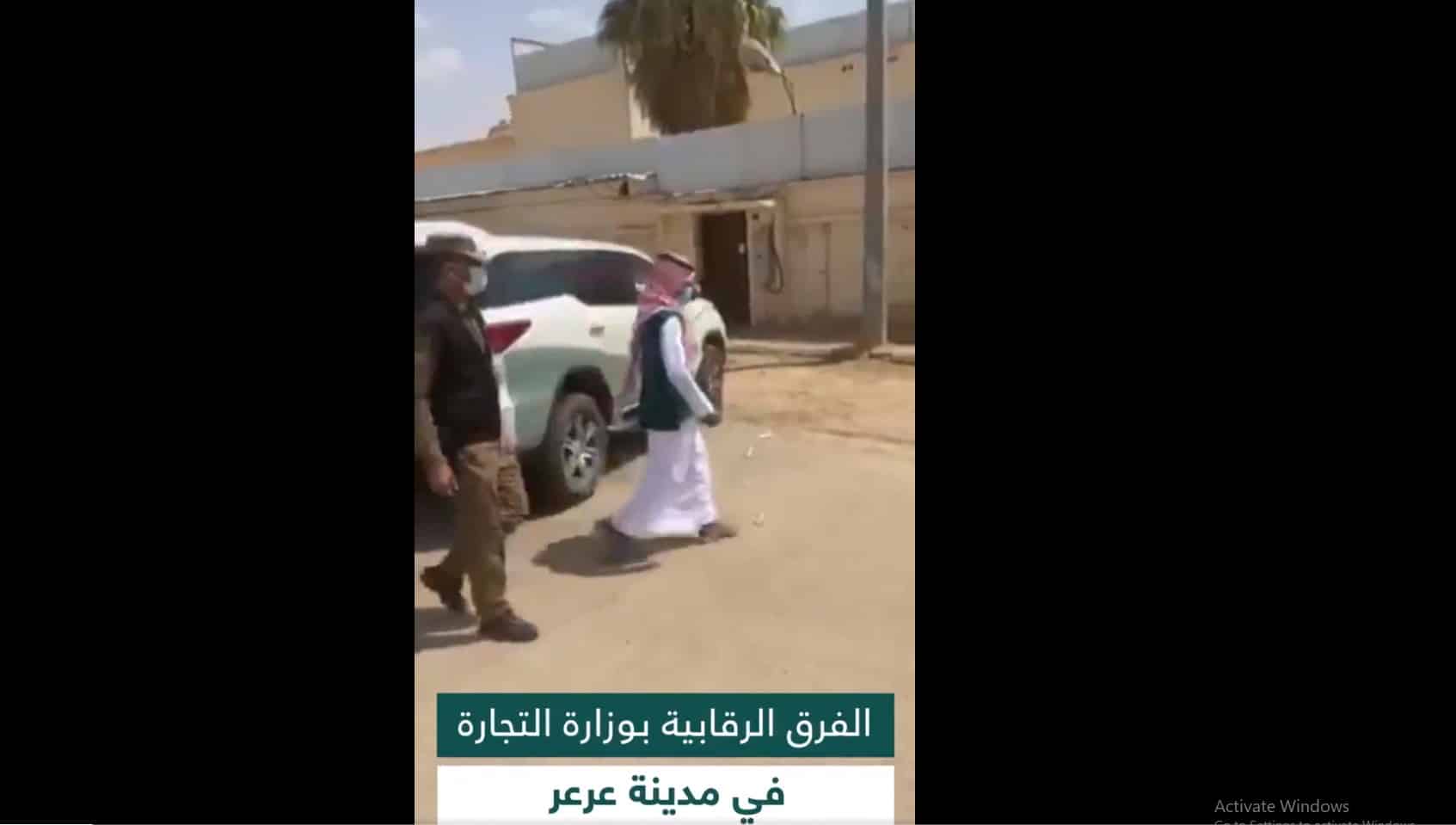فيديو.. عمالة مخالفة تغش في سوائل التنظيف بعرعر