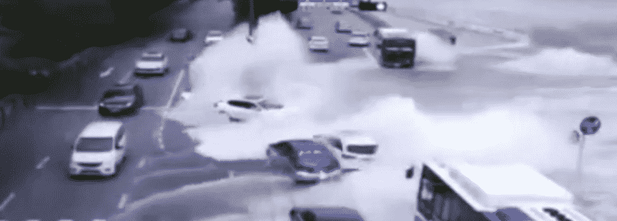 فيديو.. لحظة مرعبة لموجة عالية تضرب عشرات السيارات في الصين 