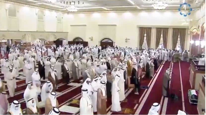 فيديو .. أمير الكويت يتقدم المصلين على جثمان الشيخ صباح الأحمد