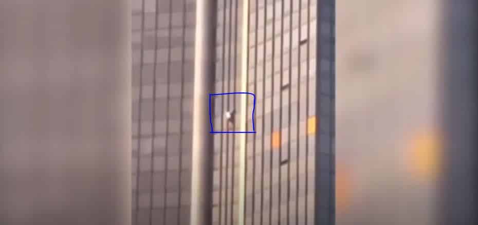 فيديو.. مغامر يتسلق أعلى ناطحة سحاب بباريس قبل القبض عليه في القمة