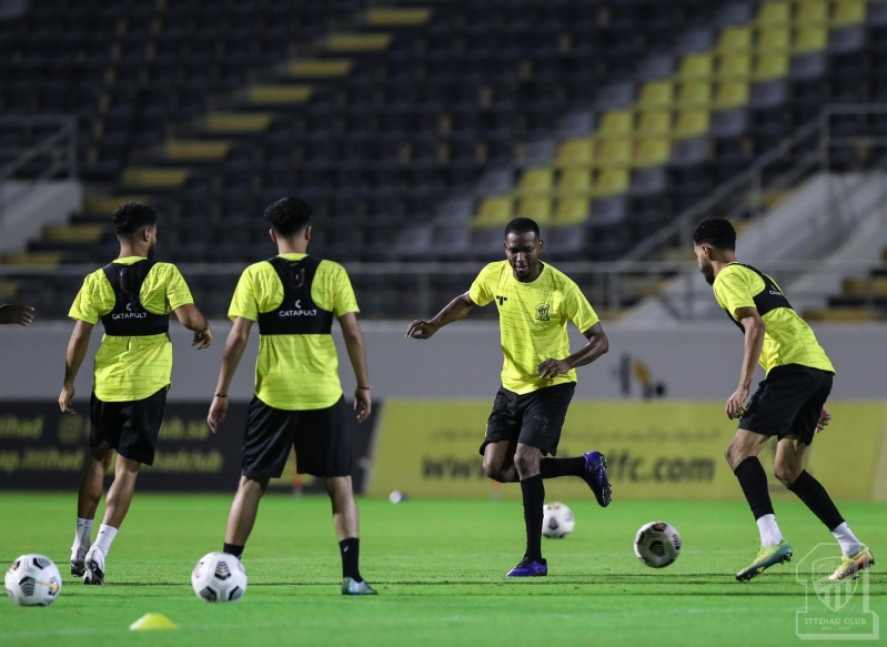 تفاصيل رحيل عمر هوساوي عن النصر 2 هوساوي مع نادي الاتحاد