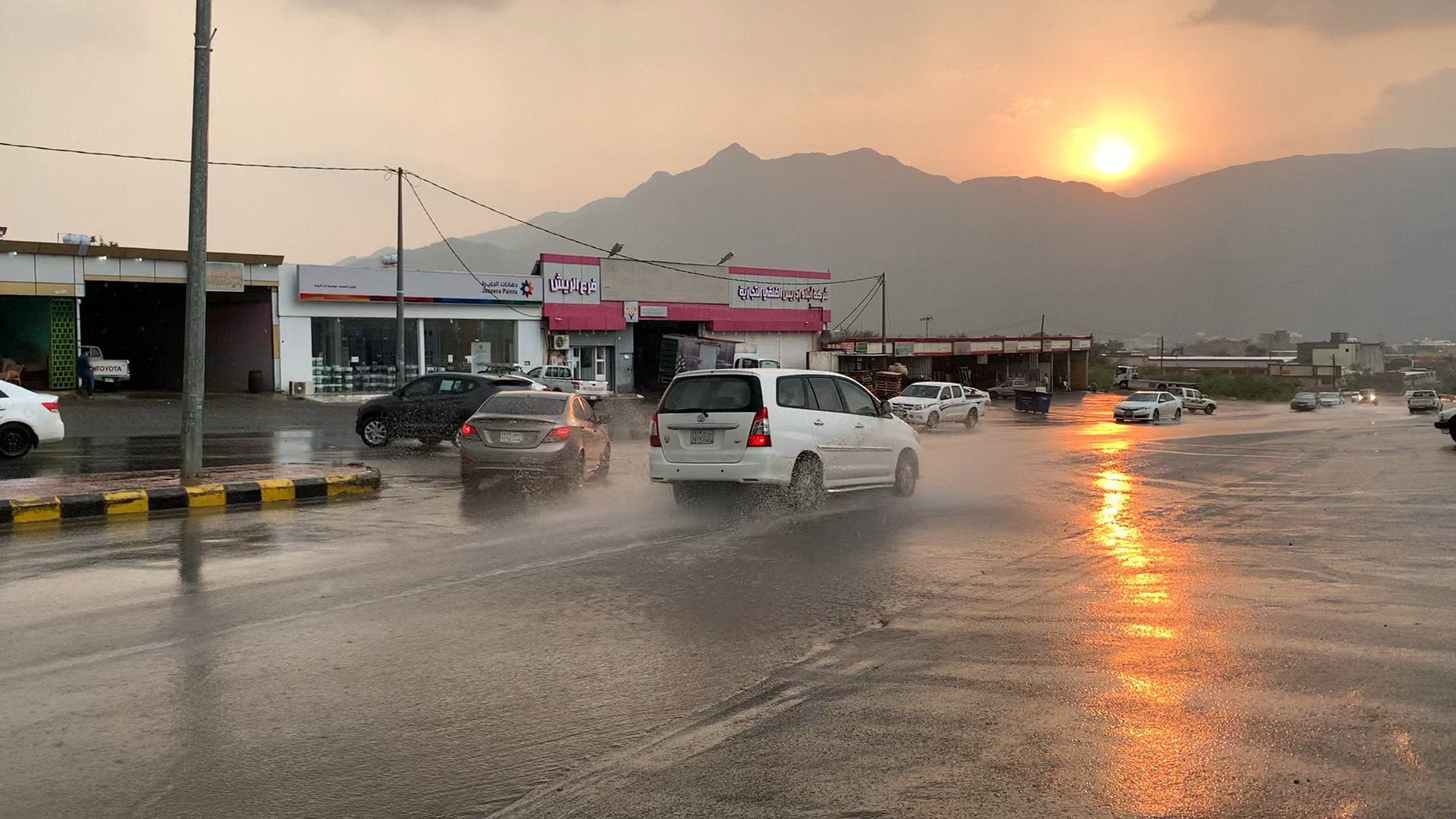 أمطار على محايل عسير والمدني: ابقوا في أماكن آمنة