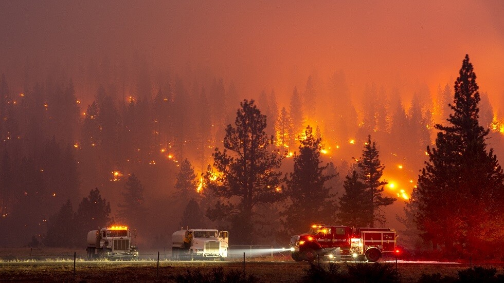 حرائق الغابات تجلي 60 ألف شخص في كاليفورنيا