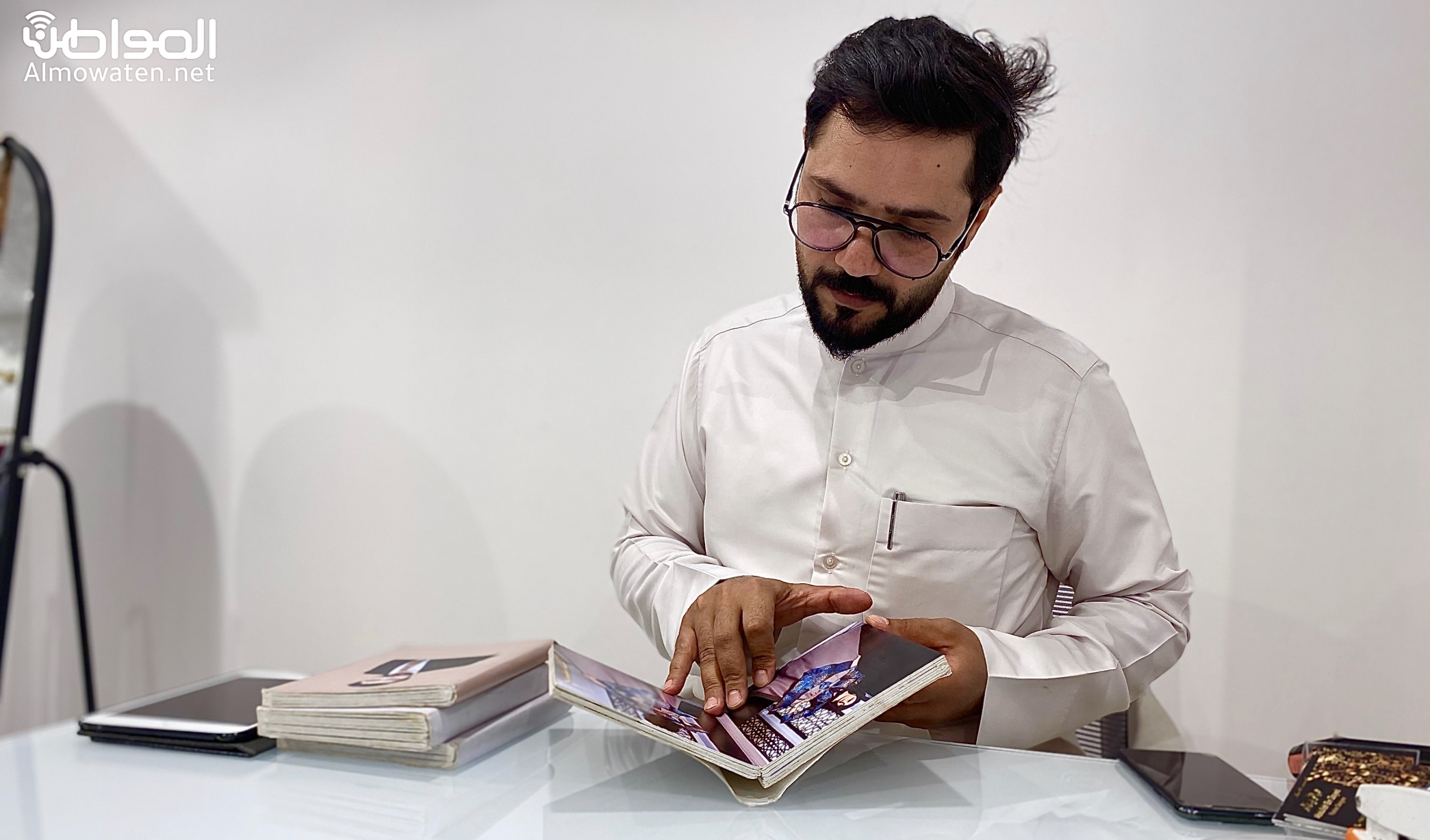 مصمم الأزياء عبدالله بن زايد يروي لـ”المواطن” قصة الانطلاق من حفر الباطن إلى العالمية