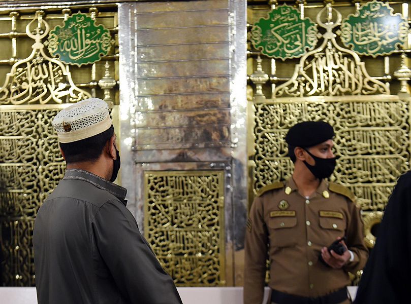 تعليق زيارة الروضة الشريفة من 27 رمضان